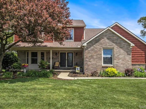 155 Woodridge Ct, Oxford, MI 48371