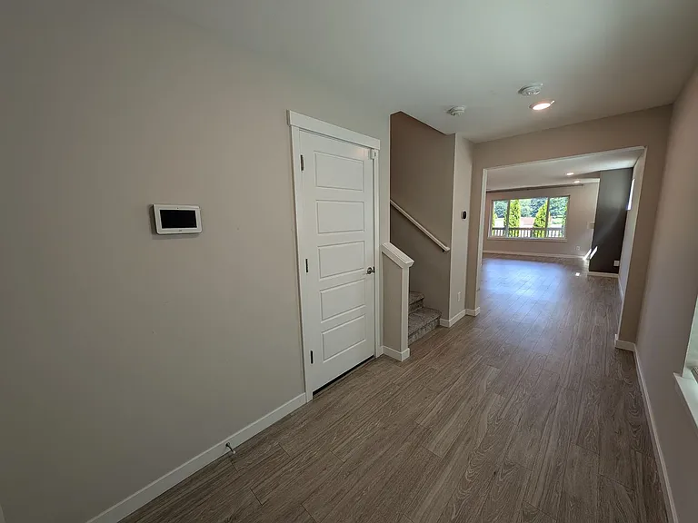 938 Burwood St SE — Photo 3