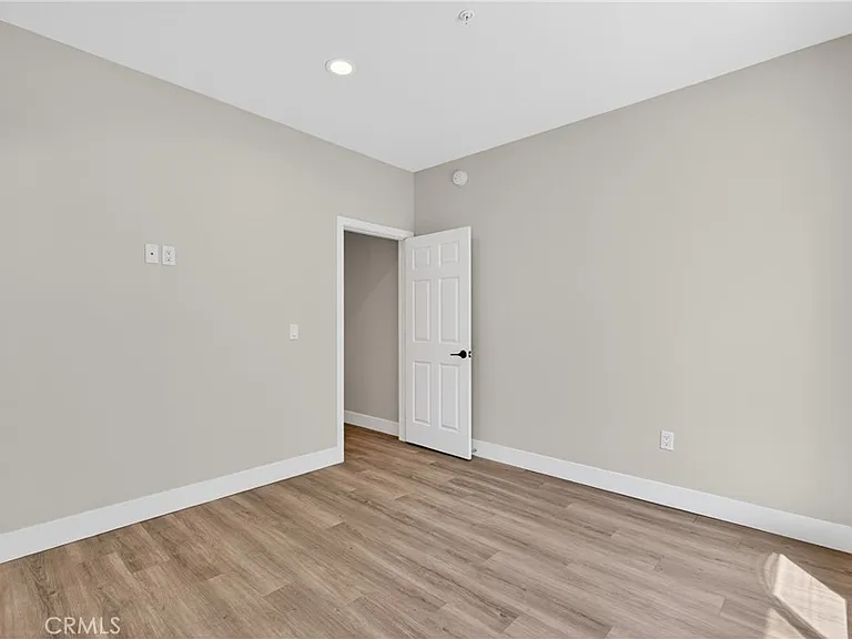 8412 Burnet Ave — Photo 13