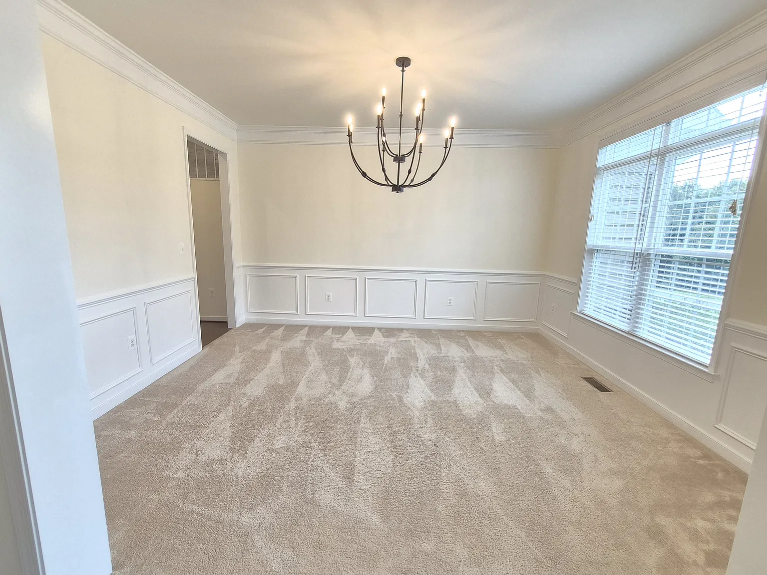 6 bed, 4.5 bath, 6056 sqft, $6,000 — Photo 4