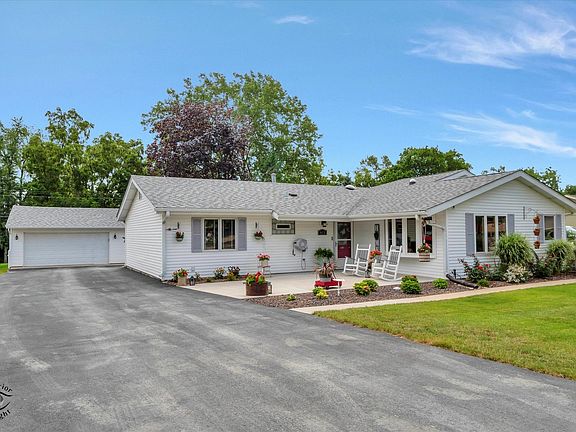 3rd image of 16131 Laurel Dr