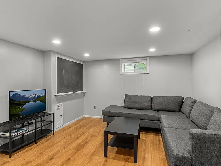 8036 N Syracuse St — Photo 10