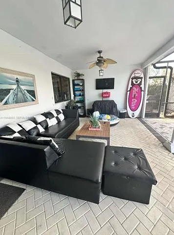 2827 McKinley St — Photo 3