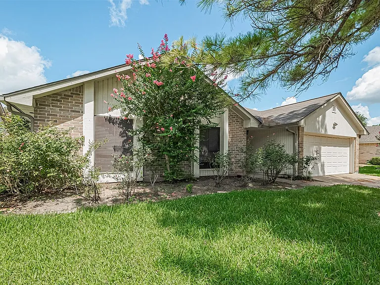 6907 Yardley Dr — Photo 2