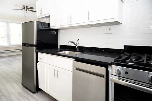 646.5 W Roscoe St Photo 1