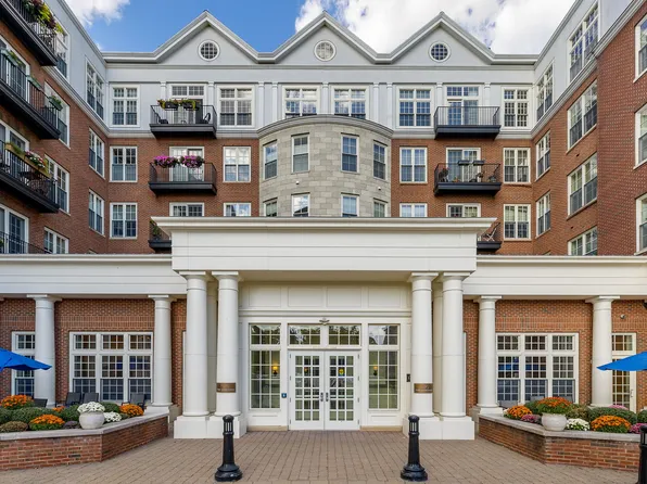 85 Memorial Rd APT 205, West Hartford, CT 06107