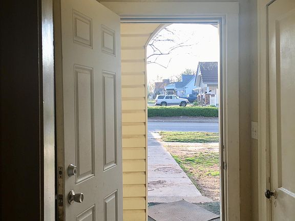 3rd image of 1133 N Park Ave