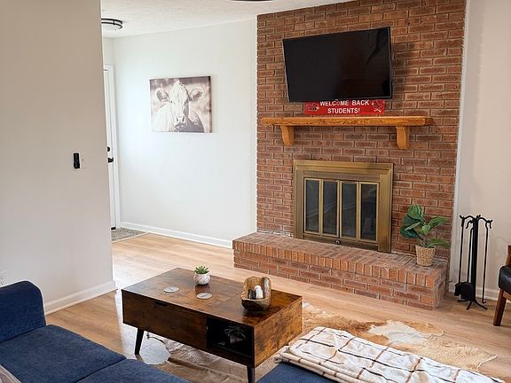 3rd image of 903 N Linden St Unit 28