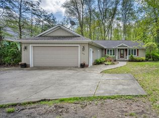 800 Bell Rd, Chagrin Falls, OH 44022