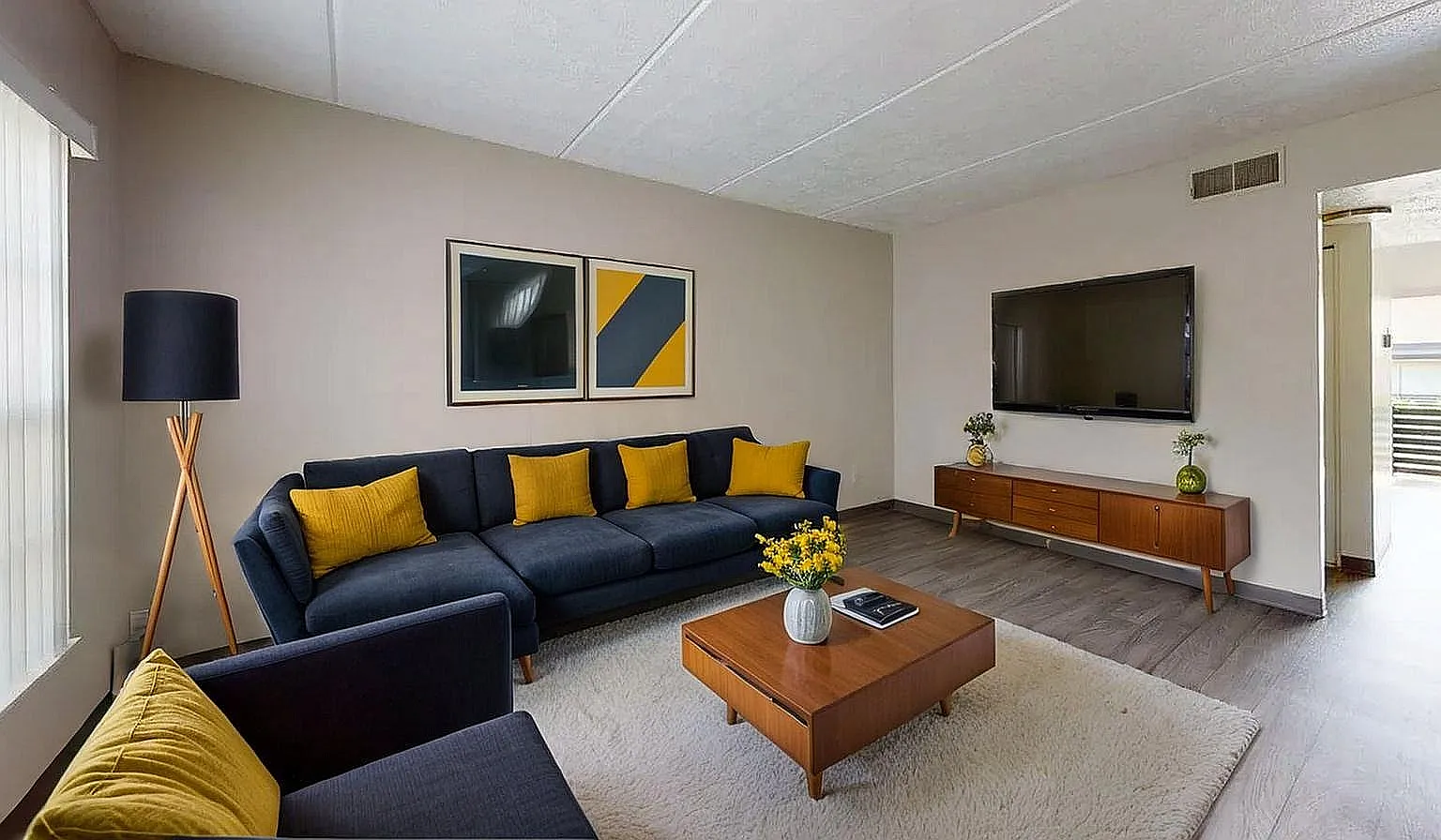 Windsor Manor — Photo 1