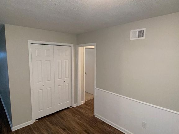 4th image of 4685 Hillmont Ave