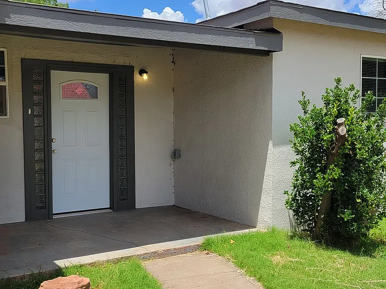 2112 Axtell St — Photo 2
