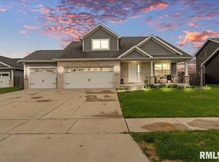 815 Garvey Ln, Chatham, IL 62629