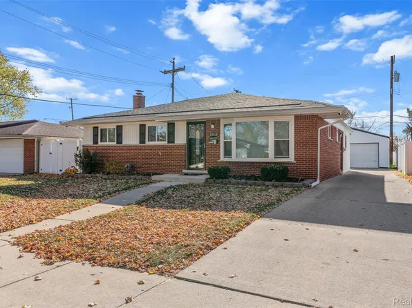22018 Timberidge St, Saint Clair Shores, MI 48082