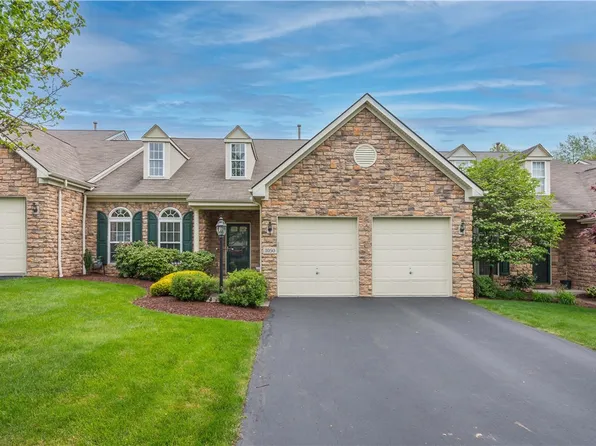 1050 Surrey Woods Dr N, Canonsburg, PA 15317