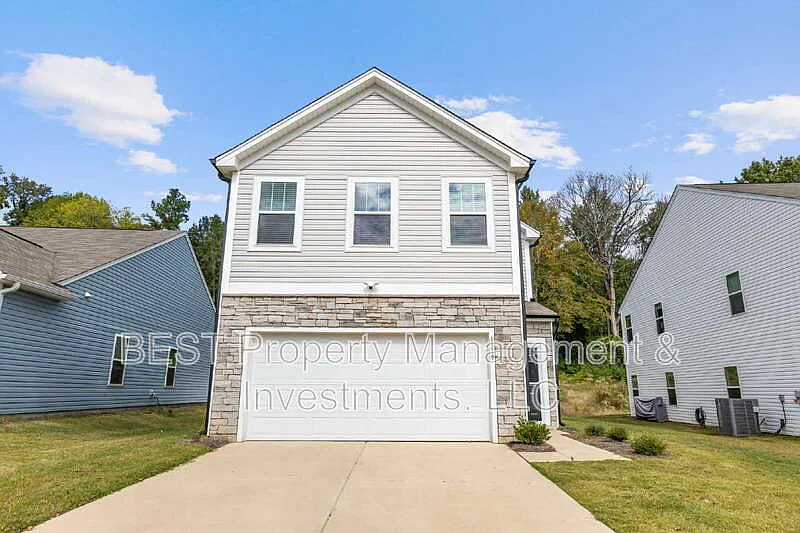 4 bed, 3.0 bath, 2477 sqft, $3,200 — Photo 2