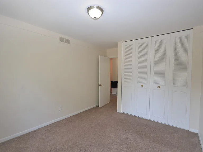 559 Fox Hills Dr N — Photo 8