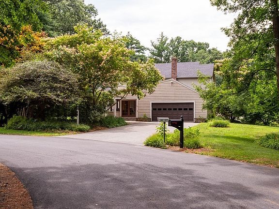 3rd image of 20 Parker River Dr
