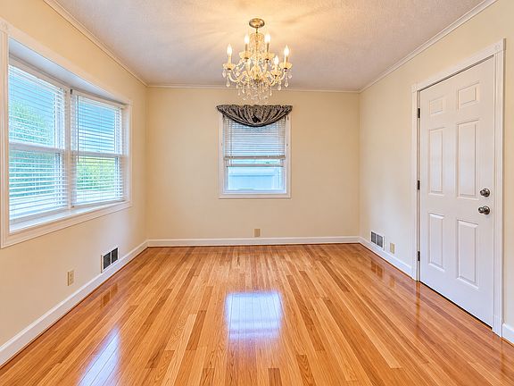 4th image of 15 E Walnut St