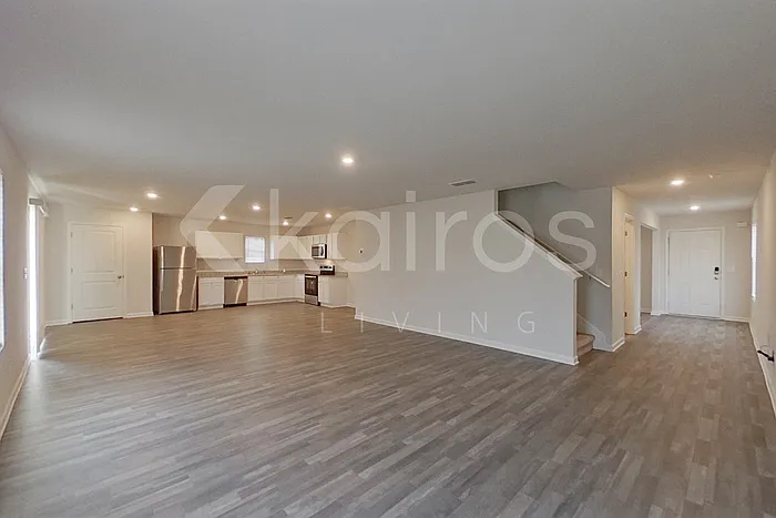 4 bed, 2.5 bath, 2376 sqft, $2,395 — Photo 3