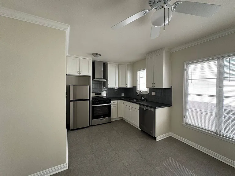 354 S Reeves Dr #B — Photo 7