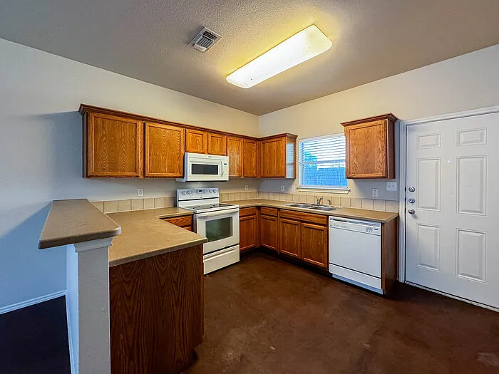 4 bed, 2.0 bath, $1,650 — Photo 3