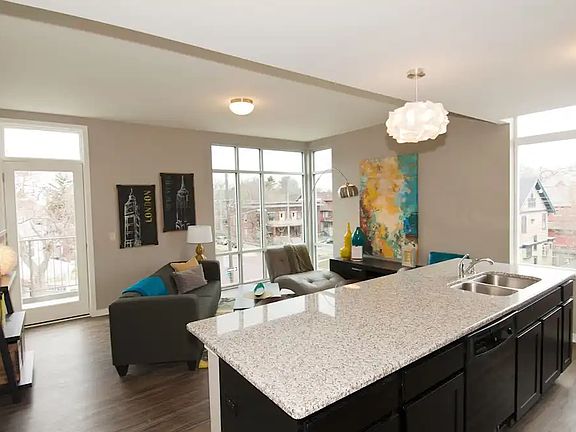 3rd image of 1400 Wealthy St SE #211