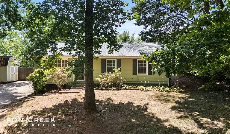16 King Arthur Pl — Photo 2