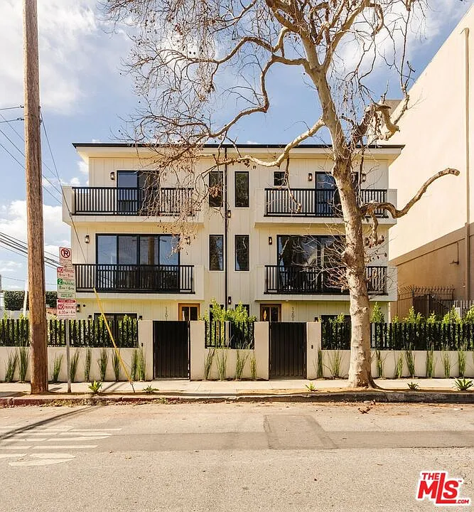 6765 1/2 Lexington Ave