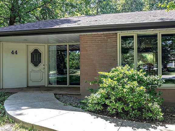 2nd image of 44 Colquhoun Cres