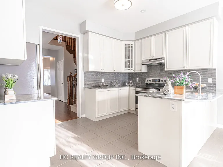 215 Armstrong Cres — Photo 7
