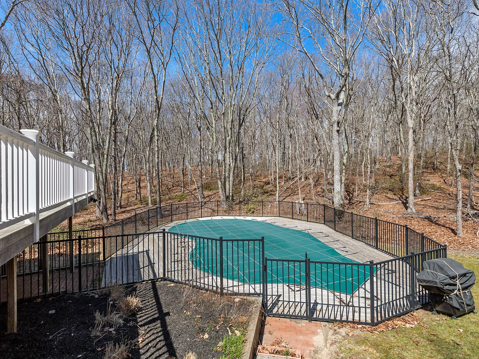 Open Living in Home With Pool, Beach and Pickleball Court — Photo 4