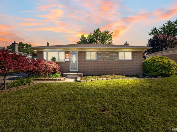 15641 Common Rd, Roseville, MI 48066