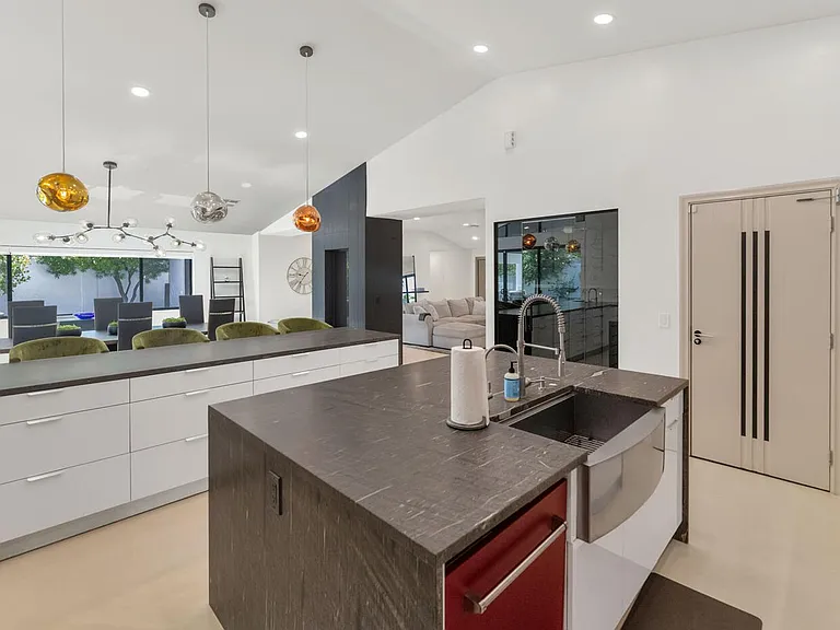 3420 E Oregon Ave — Photo 11