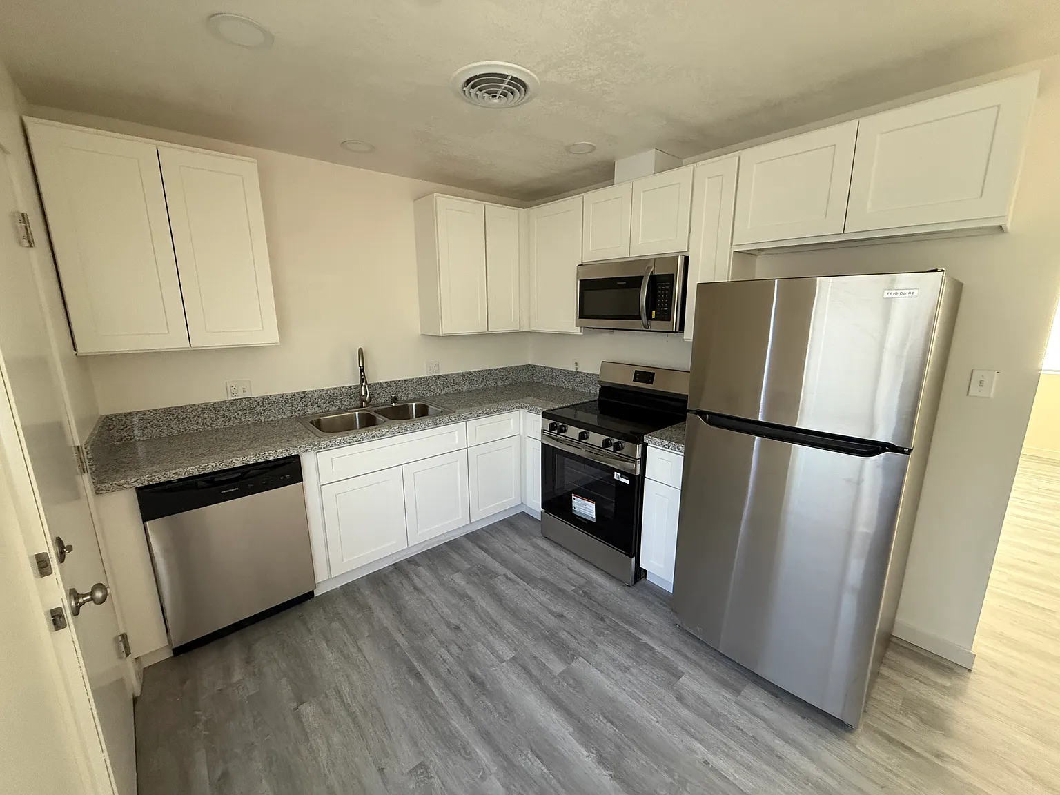 2 bed, $1,290 — Photo 4