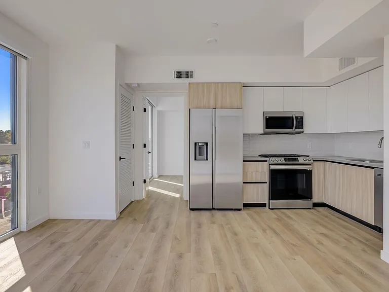 Fairfax Apartments — Photo 42