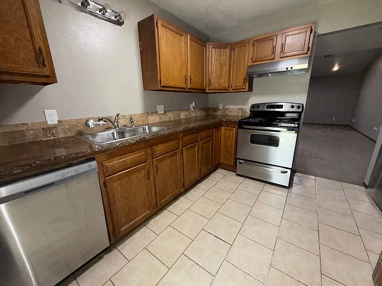 824-930 Railhead Dr — Photo 17
