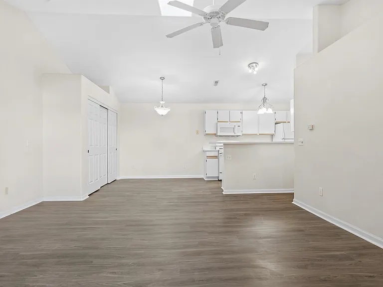 Oasis Apartments — Photo 15