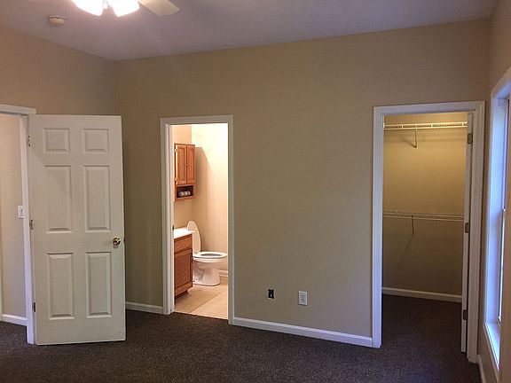 Master Bedroom w/walkin Clst