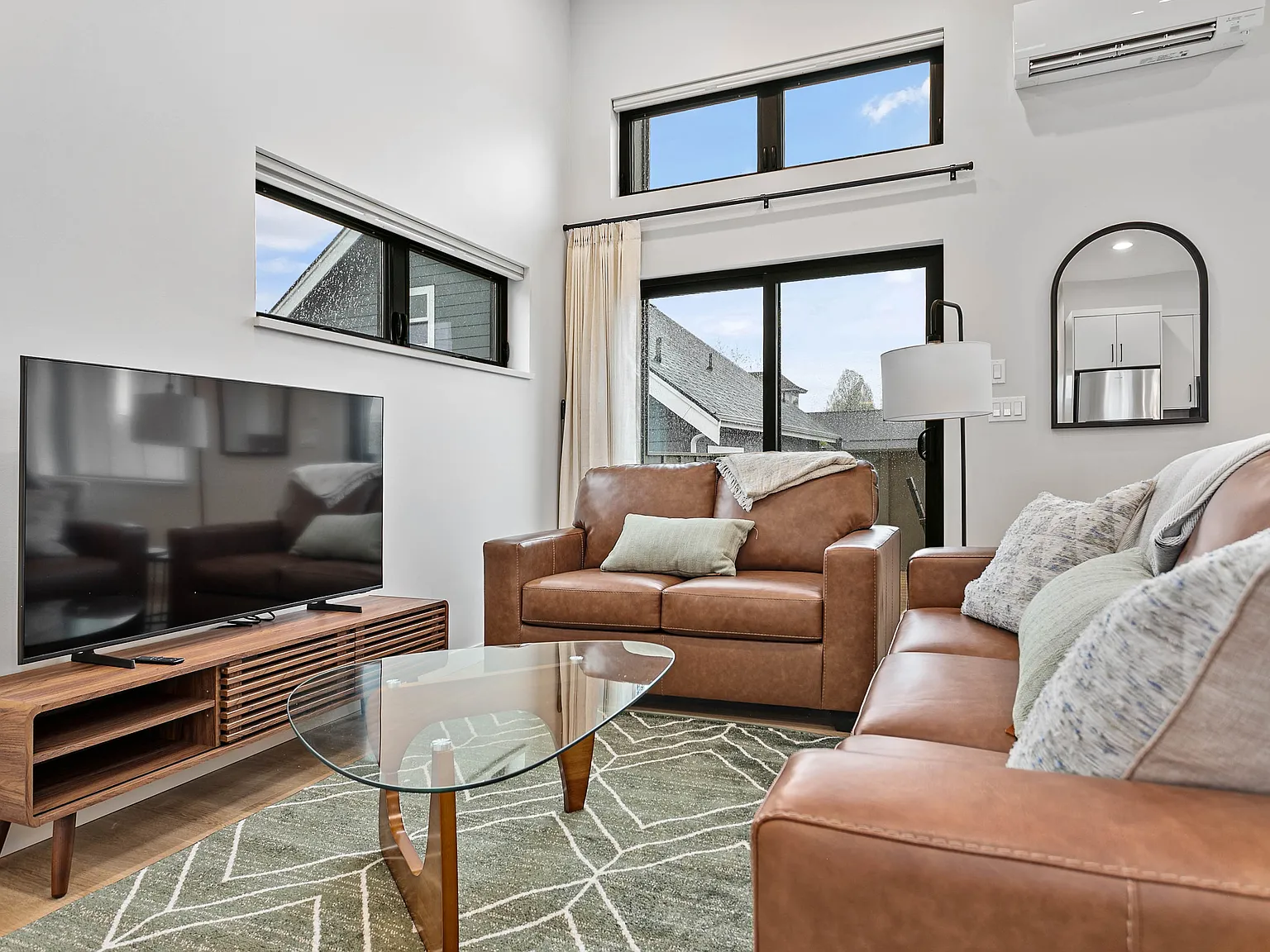 3 bed, 1000 sqft, $4,000 — Photo 2