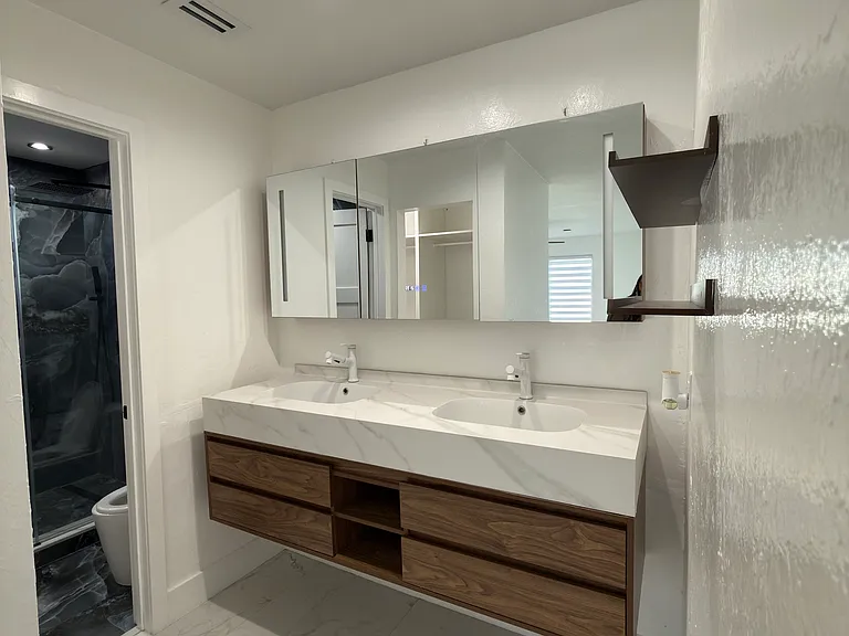 1209 NE 6th Ave — Photo 8