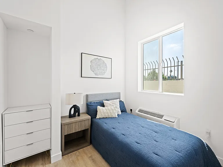 4347 Woodlawn Ave — Photo 23
