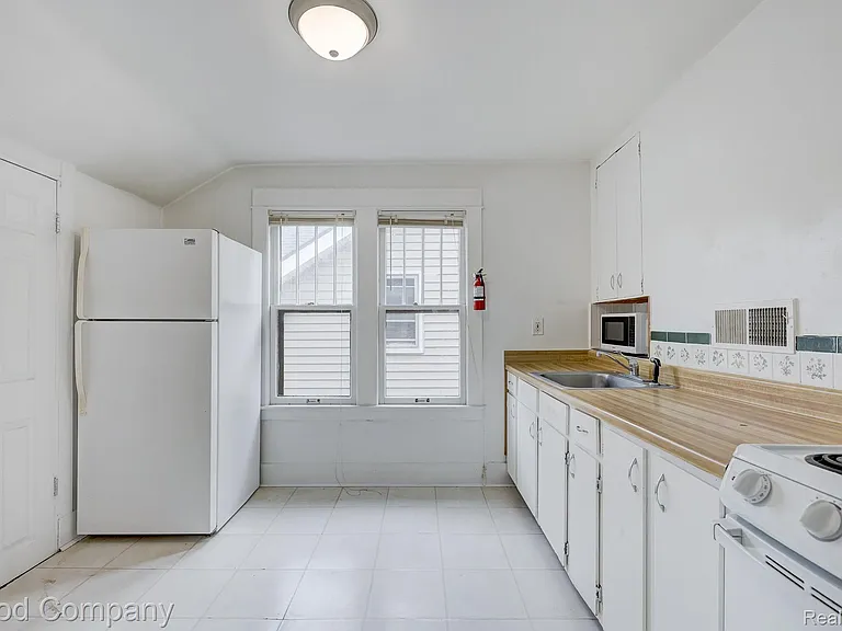 245 W Webster Ave — Photo 6