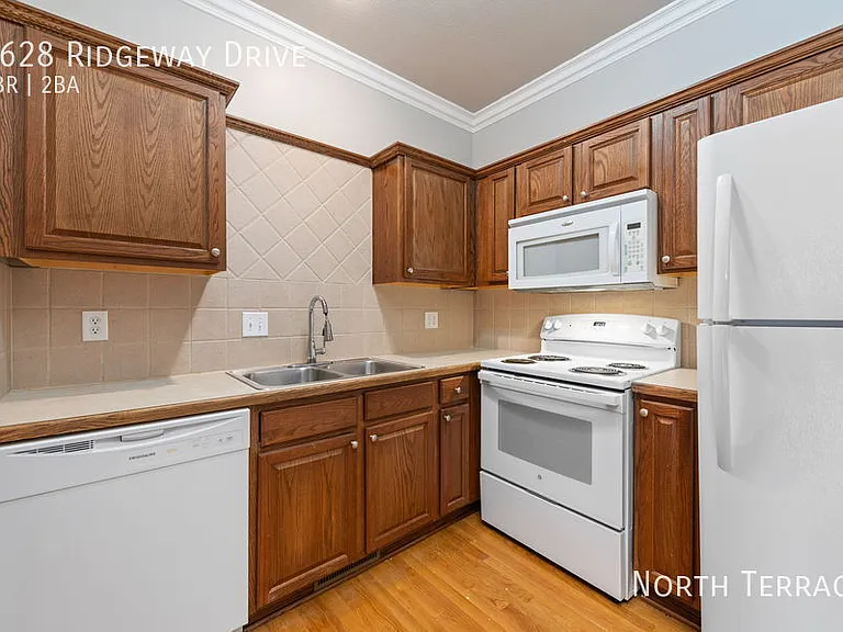 1628 Ridgeway Dr — Photo 2