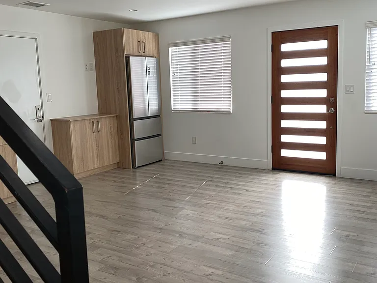 2300 Carmona Ave — Photo 9