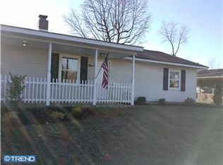 9 Mistletoe Ln, Levittown, PA 19054