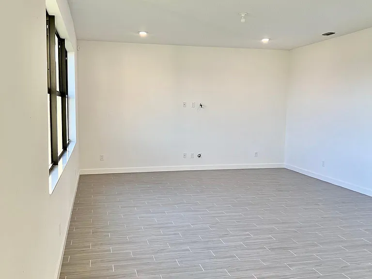 EXTRA LARGE FAMILY ROOM