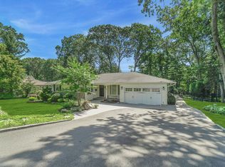 55 Ridge Dr, Plainview, NY 11803