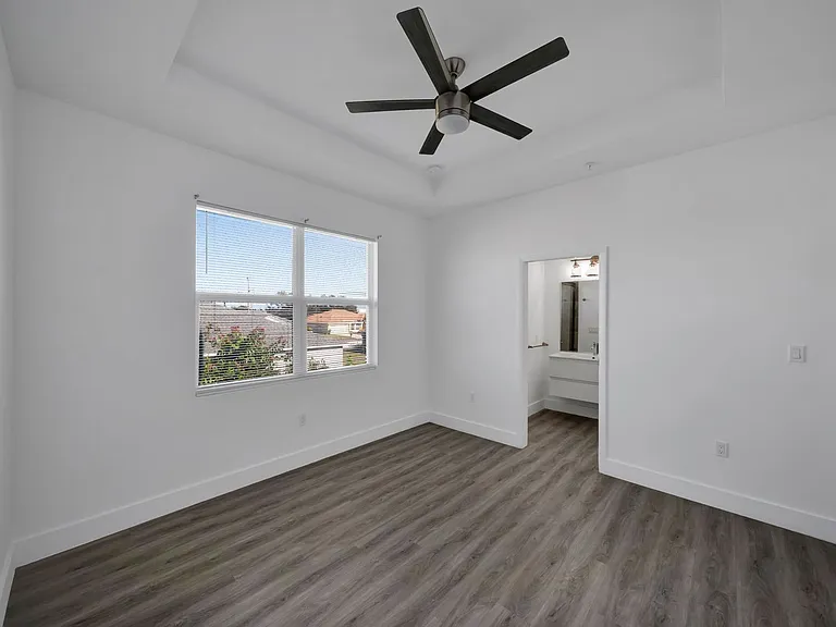 275 SW 4th St #220 — Photo 40