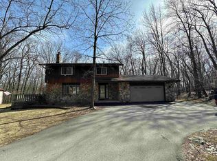 E2315 Woodridge Dr, Waupaca, WI 54981